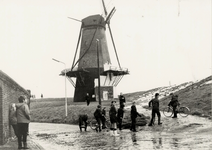 15875 Tijdens een novemberstorm sloegen de golven over de Oranjedijk bij de Oranjemolen.