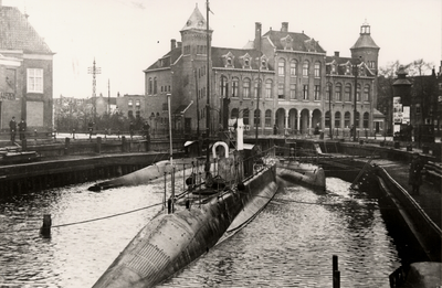 15896 Het kleine droogdok van de Koninklijke Maatschappij de Schelde (KMS) in Vlissingen met enkele onderzeeboten. Op ...