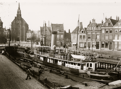 15897 Het kleine droogdok van de Koninklijke Maatschappij De Schelde (KMS) in Vlissingen met een schip van de ...