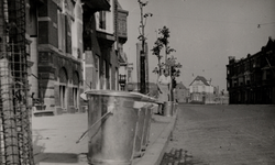 15900 Ingebruikneming van de vuilnisemmer in augustus 1949 in Vlissingen. Elk huis krijgt een genummerde emmer, die het ...