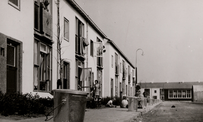15901 Ingebruikneming van de vuilnisemmer in augustus 1949 in Vlissingen. Elk huis krijgt een genummerde emmer, die het ...