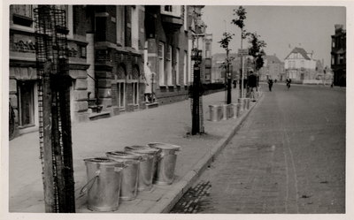 15902 De Badhuisstraat gezien in de richting van de Koudekerkseweg. Op de foto de nieuwe vuilnisemmers die de Gemeente ...
