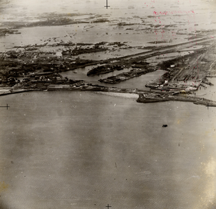 15907 Luchtfoto van Vlissingen. Tijdens de inundatie, dijkdoorbraken bij fort Rammekens en fort de Nolle. Omgeving ...