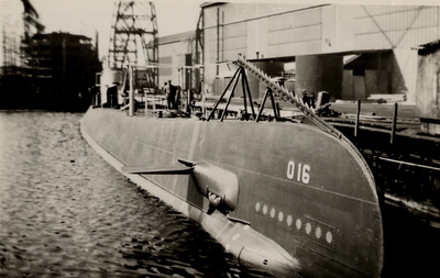 15917 De onderzeeboot O 16 aan de afbouwkade in 1936. Het schip opereerde in het begin van de oorlog in Ned. Indië. Na ...