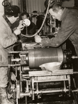 15999 Stormvloed 31 januari-1 februari 1953. Schoonmaken en herstellen van het machinepark van de drukkerij van de ...