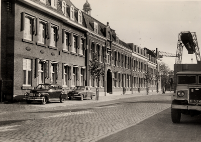 16002 Op 7 jan. 1913 werd het ziekenhuis aan de Van Dishoeck- straat officieel geopend (grenzend aan het R.K. wees- ...
