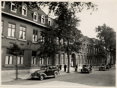 16022 Het R.K. ziekenhuis St. Joseph aan de Van Dishoeckstr. Officieel in gebruik genomen 7-1-1913, grensde aan het ...