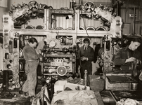 16025 Stormvloed 31 januari-1 februari 1953. Schoonmaken en herstellen van het machinepark van de drukkerij van de ...