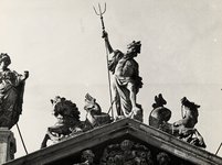 16031 Dakfragment van het Beeldenhuis in de Hendrikstraat. De beeldensymbolen 'de zee' (midden) geflankeerd door de ...