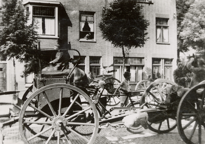 16032 Tweede Wereldoorlog. Klaar voor het vertrek van de Nederlandse artillerie uit de voormalige schoenfabriek ...