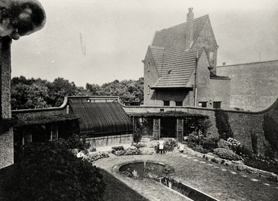 16040 De tuin van het Wooldhuis op Boulevard Evertsen, met het huis 'Waailust' op de achtergrond