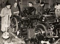 16059 Stormvloed 31 januari-1 februari 1953. Schoonmaken en herstellen van het machinepark van de drukkerij van de ...