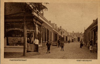 16087 'Paspoortstraat. Oost-Souburg'. Bakkerswinkel van Deurwaarder in de Paspoortstraat, hoek Kanaalstraat
