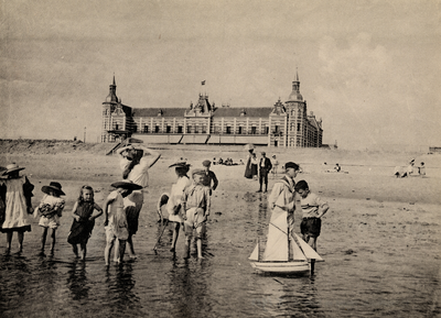 16131 Vlissingen, strand en Badhotel. Het Grand Hotel des Bains, geopend op 26 juni 1886.