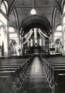 16142 Interieur R.K. kerk aan de Singel. De slingers zijn opgehangen t.g.v. het 25-jarig priesterfeest van pastoor Kossen.