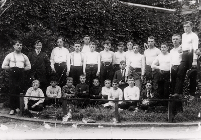16155 Gymnastiekvereniging VTV, met op de bovenste rij uiterst rechts: Jan Huiszoon. Op de onderste rij: 1.G. de ...