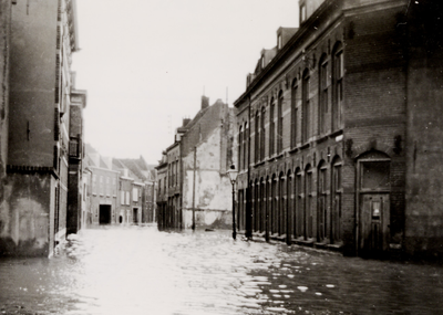 16194 Stormvloedramp 1 februari 1953. De Slijkstraat, gezien vanaf de Paardenmarkt, onder het zoute water.