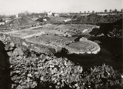 16205 De opgegraven funderingen van het Kasteel Aldegonde in West-Souburg. Van links naar rechts de achtergevel, ...