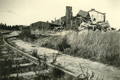 16244 Tweede Wereldoorlog. Het oude station langs het Kanaal door Walcheren bij de keersluis. Op 12 mei 1940 is er een ...