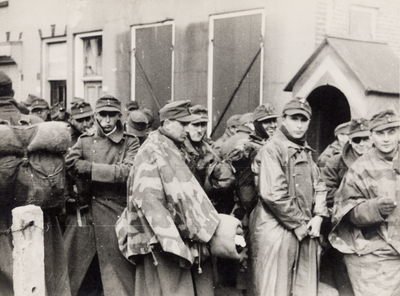 16266 Tweede Wereldoorlog. Duitse krijgsgevangenen worden bijeengebracht in Vlissingen na hun overgave op 3 november 1944