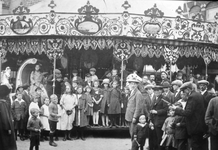 16274 Kermis te Vlissingen. Carroussel van de familie Du Pont, wonende in de Breewaterstraat. Een paard in het midden ...