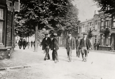 16290 Arbeiders van de Kon. Mij. De Schelde in de Kasteelstraat, waarschijnlijk tijdens de staking van 25 mei-1 oktober 1928