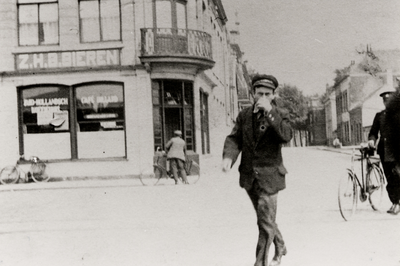 16294 Op de Dokkade, met inkijk in de Lampsinsstraat, tijdens de staking van 25 mei 1928-1 oktober 1928 bij de Kon. ...