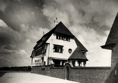 16307 Het Wooldhuis op Boulevard Evertsen. Op 20 augustus 1931 werd de eerste steen gelegd door H.W. van Woelderen, ...