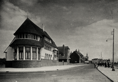 16320 Het Wooldhuis op Boulevard Evertsen. Op 20 augustus 1931 werd de eerste steen gelegd door H.W. van Woelderen, ...