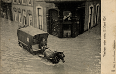 16321 'Vlissingen onder water, 12 Maart 1906' De Walstraat. De wagen van Van Gend en Loos in de Walstraat, hoek ...