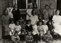 16380 Klasje van de kleuterschool in de Wilhelminastraat. Op de bovenste rij rechts staan Merien Theune en Joost van ...