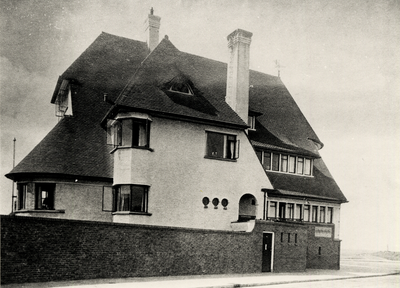 16408 Het Wooldhuis op Boulevard Evertsen. Op 20 augustus 1931 werd de eerste steen gelegd door H.W. van Woelderen, ...