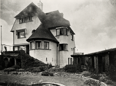 16409 De tuin van het Wooldhuis op Boulevard Evertsen. Op 20 augustus 1931 werd de eerste steen van het Wooldhuis ...