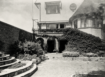 16410 De tuin van het Wooldhuis op Boulevard Evertsen. Op 20 augustus 1931 werd de eerste steen van het Wooldhuis ...