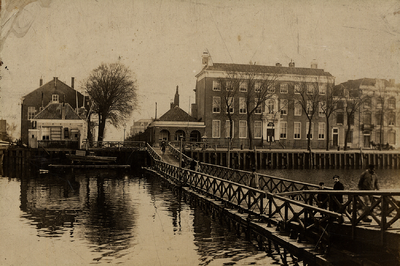 16437 Het Admiraalshuis aan de Dokkade L120. Laatst bewoond (in de periode 1875-1912) door Jos van Raalte, directeur ...