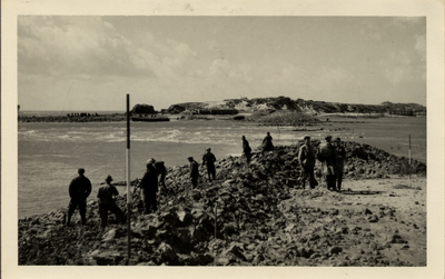 16441 Tweede Wereldoorlog. Het gat in de Nolledijk, ontstaan op 7 okt. 1944. Eerste sluiting van de Nolledijk: 3 sept. ...