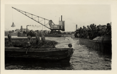 16446 Tweede Wereldoorlog. Het laten zinken van een zinkstuk in het gat in de Nolledijk. Eerste sluiting van de ...