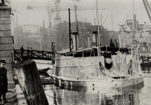16465 De Dokhaven met de kanonneerboot annex wachtschip Hr. Ms. 'Bulgia. Daarachter de Tonnenbrug en scheepshelling van ...