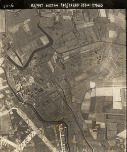 16564 Luchtfoto van Vlissingen. Linksonder een gedeelte van het vliegveld tussen Vlissingen en Souburg