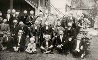16597 Tuin v.h. Gasthuis in 1928. Bewoners v.h. Gasthuis en leden van het orkestje van de Pier (mannen met witte ...