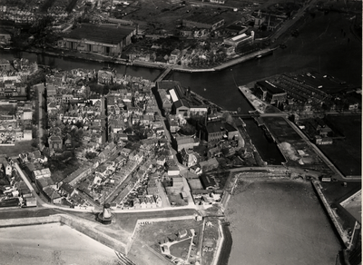 16640 Luchtfoto van Vlissingen met onderaan de Oranjedijk met de Oranjemolen. Achter de molen de Oranjebuurt en de ...
