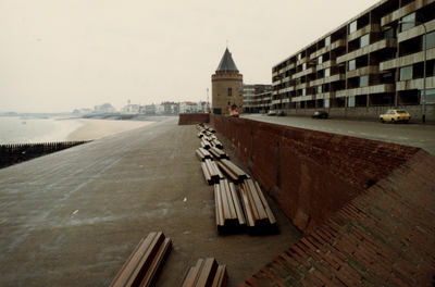 16660 Versterking van de zeewering op Boulevard de Ruyter. Foto links: De stalen damplaten liggen gereed om achter de ...