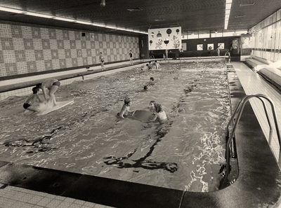 16664 Het op 30 mei 1970 officieel geopende Sportfondsenbad aan het Baskensburgplein. Het binnenrecreatiebad.