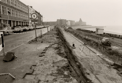 16668 Versterking van de zeewering op Boulevard Bankert. Na het slopen van de Duitse tankmuur is men begonnen met het ...