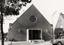 16722 De Rooms-Katholieke Martinuskerk aan de Kerklaan te West Souburg na een grote verbouwing. Het in 1938 gebouwde ...