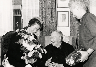 16741 Mevrouw J.A. Pauwaart-Ratelband viert in haar woning in de Noordstraat haar 106e verjaardag. Op de foto ...