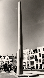 16774 Aan het eind van de Coosje Buskenstraat op de boulevard is in 1984 de sculptuur 'Open Zuil' van André Volten ...