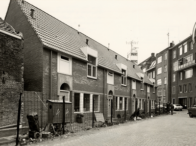 16850 Bouw van 5 van de 14 eensgezinswoningen op Hofje de Pauw. De 5 bewuste woningen grenzen met de voorkant aan de ...