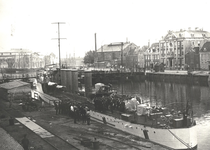 16914 De Dokhaven gezien vanaf de Dokkade. De Scheepjesbrug verbindt de Dokkade met de Houtkade waar rechts op de foto ...