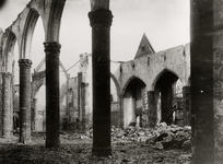 16927 De grote brand in de St. Jacobskerk en -toren op 5 sept. 1911. Op de foto ziet men na de brand de ruïne van de ...